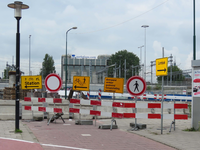 833804 Afbeelding van enkele richtingborden aan de noordzijde van het Stationsplein bij het Smakkelaarsveld te Utrecht.